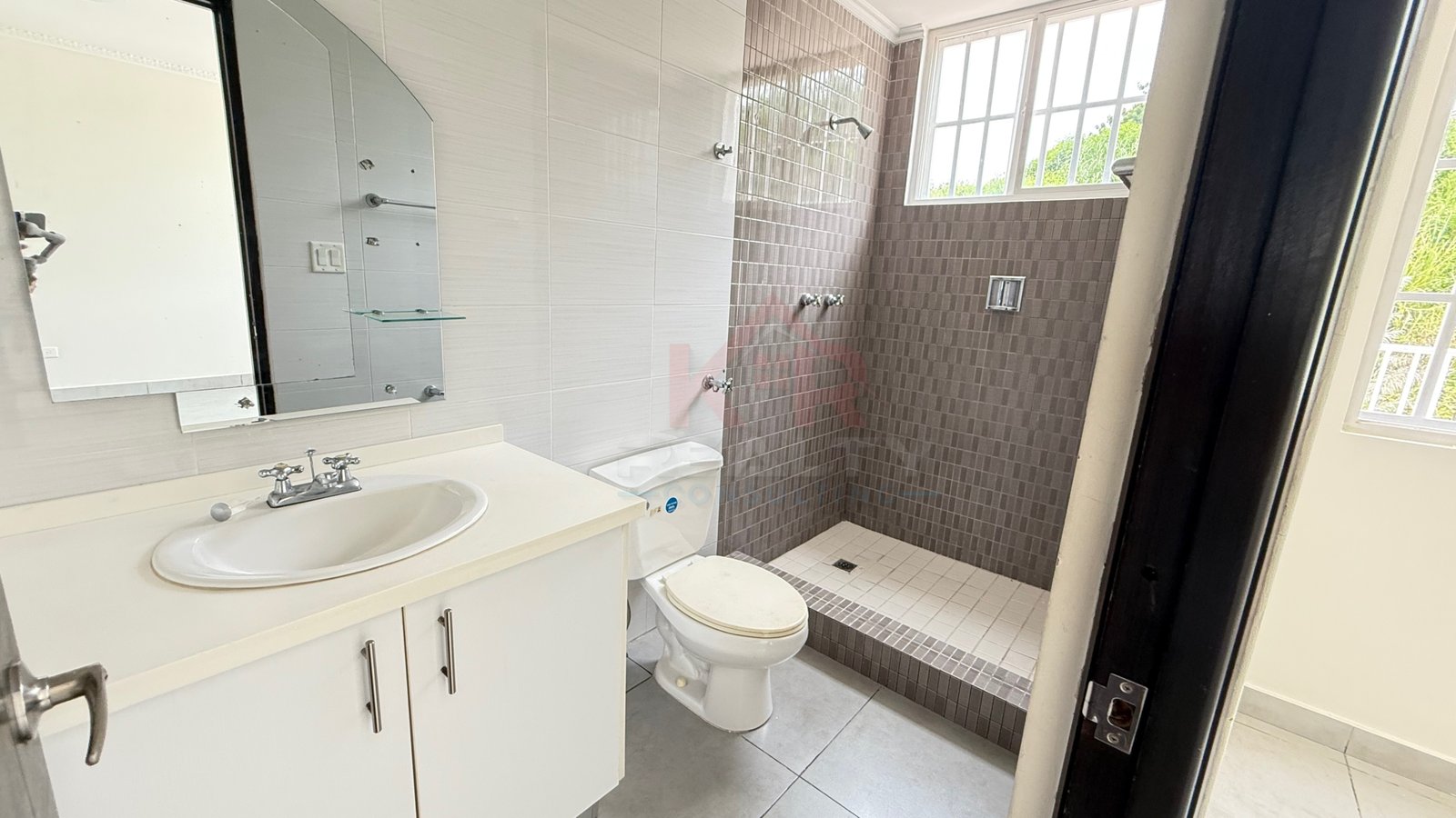 VENTA EN BRISAS DEL GOLF CASA DE 298 M², 3 RECÁMARAS, $310,000