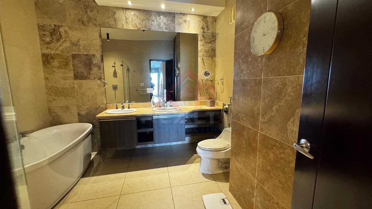 ALQUILER DE APARTAMENTO AMOBLADO EN AVENIDA BALBOA, P.H. RIVAGE VISTA AL MAR