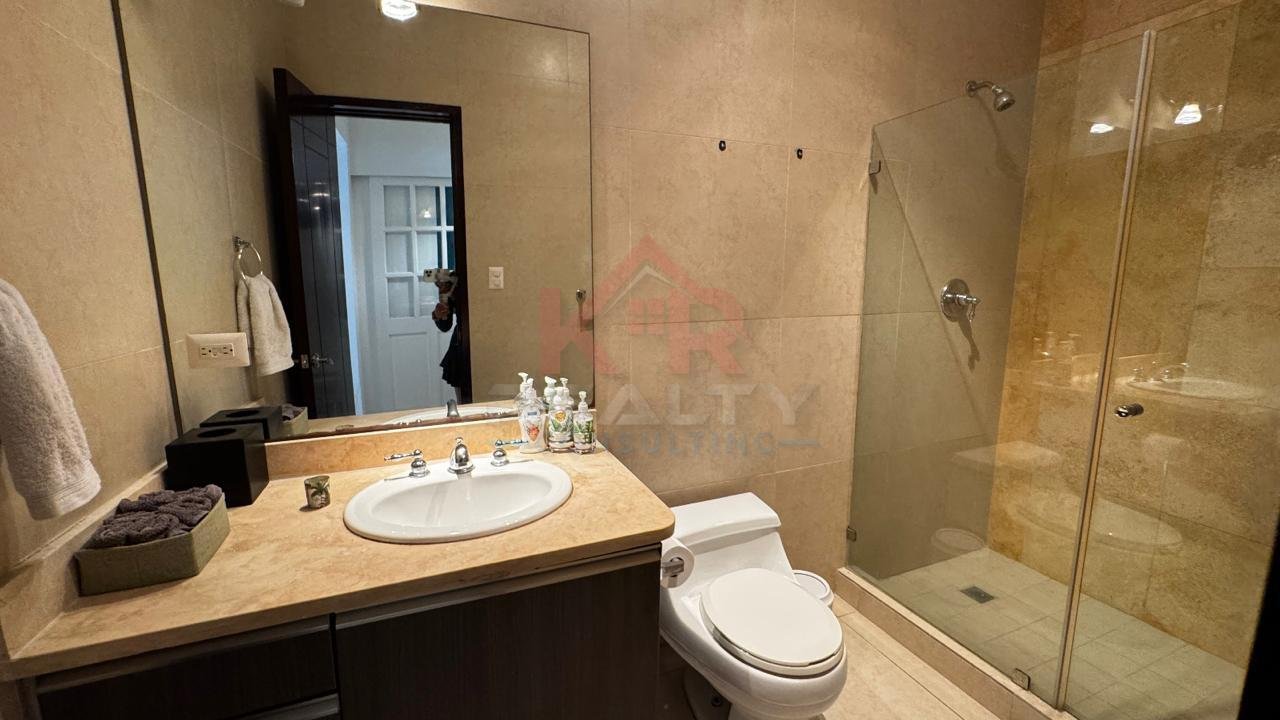 ALQUILER DE APARTAMENTO AMOBLADO EN AVENIDA BALBOA, P.H. RIVAGE VISTA AL MAR