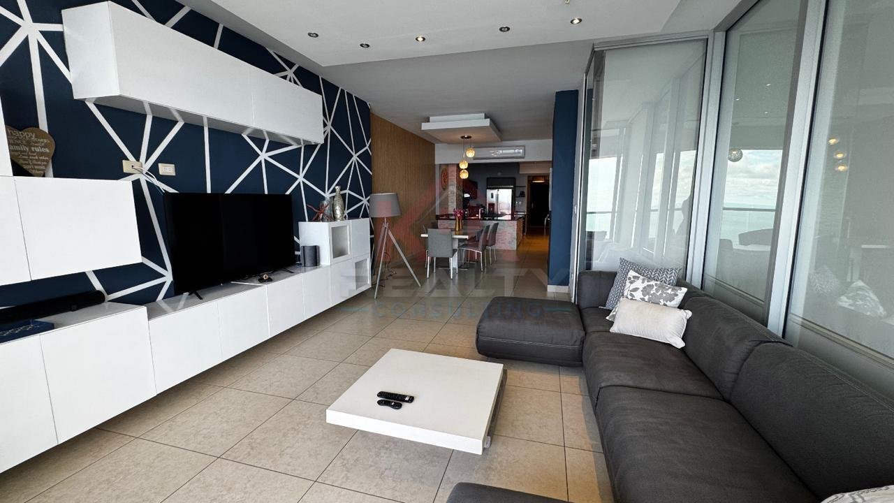 ALQUILER DE APARTAMENTO AMOBLADO EN AVENIDA BALBOA, P.H. RIVAGE VISTA AL MAR