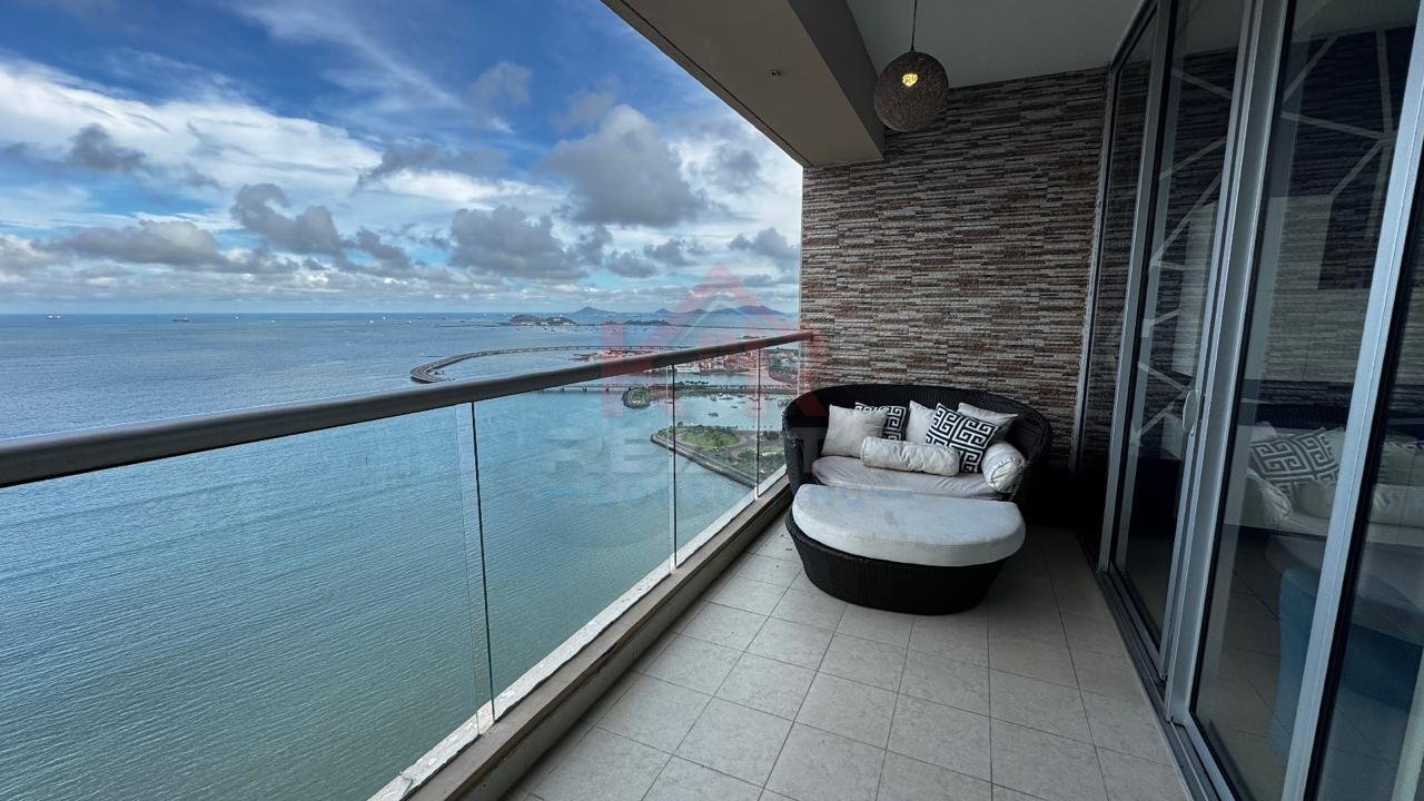 ALQUILER DE APARTAMENTO AMOBLADO EN AVENIDA BALBOA, P.H. RIVAGE VISTA AL MAR