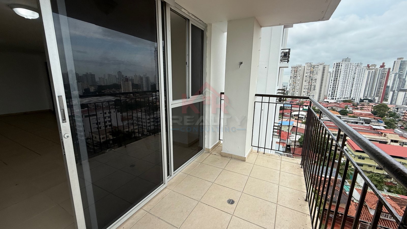 VENTA DE APARTAMENTO EN P.H. VISTABELLE TOWER EN HATO PINTADO $135,000