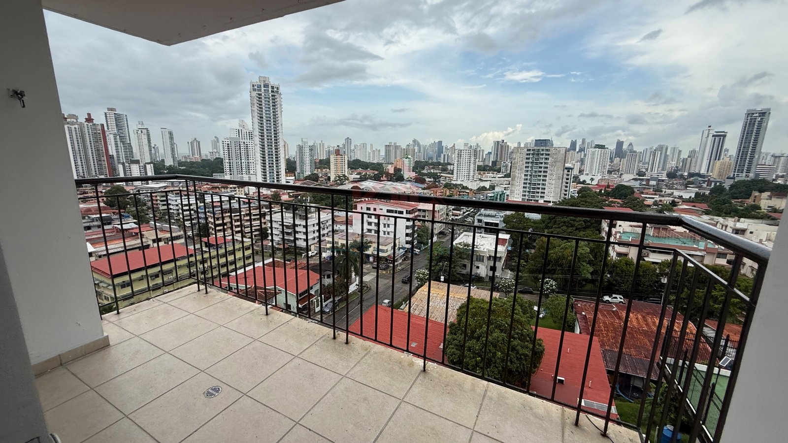 VENTA DE APARTAMENTO EN P.H. VISTABELLE TOWER EN HATO PINTADO $135,000