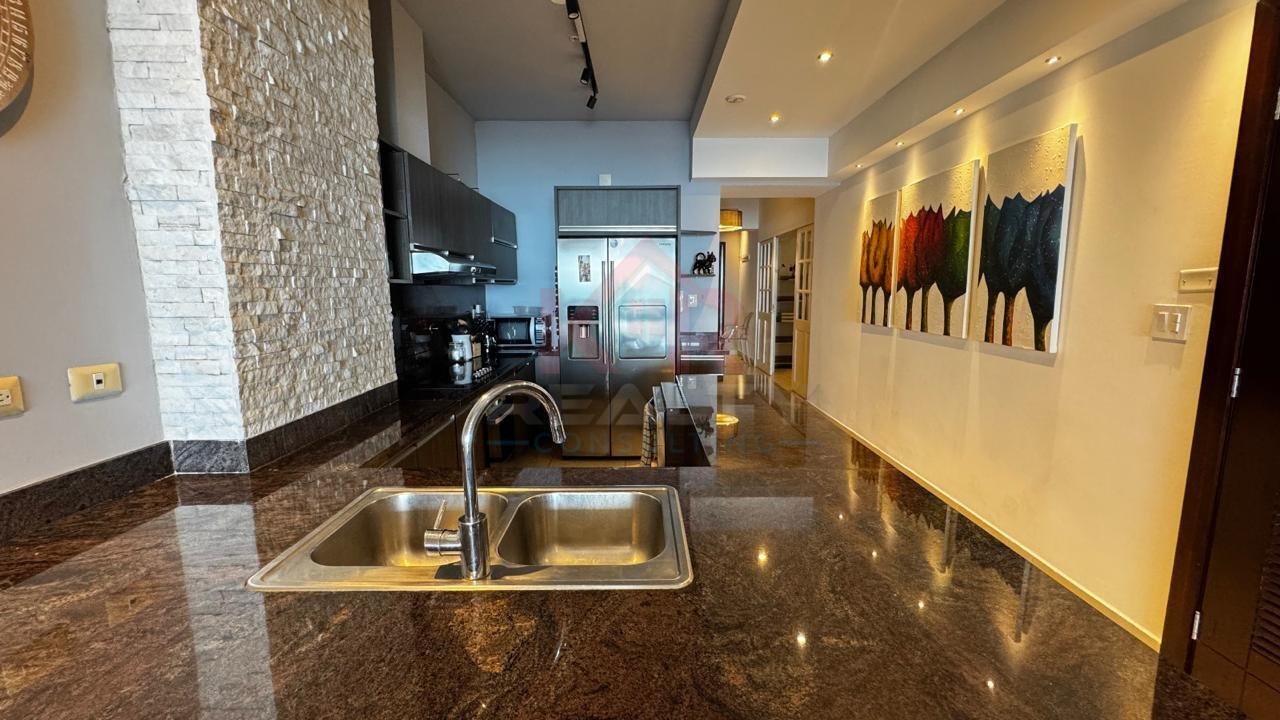 ALQUILER DE APARTAMENTO AMOBLADO EN AVENIDA BALBOA, P.H. RIVAGE VISTA AL MAR