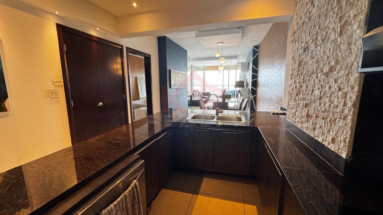 ALQUILER DE APARTAMENTO AMOBLADO EN AVENIDA BALBOA, P.H. RIVAGE VISTA AL MAR