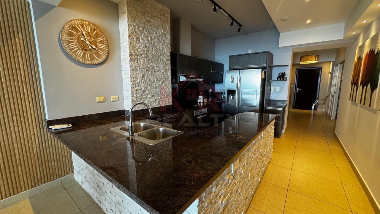ALQUILER DE APARTAMENTO AMOBLADO EN AVENIDA BALBOA, P.H. RIVAGE VISTA AL MAR
